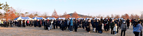 새해가 떠오르기를 기다리고 있는 참여군민들.