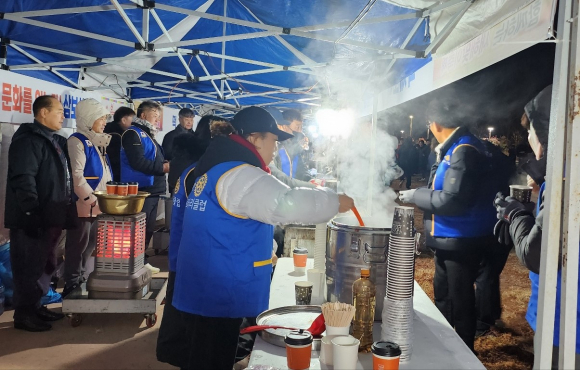 참여 군민들에게 따끈한 차를 대접하는 삼보식품과 부안로타리클럽 회원들.